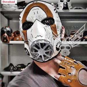 Può includere: Una maschera steampunk in pelle bianca e marrone con un filtro dell'aria in metallo. La maschera ha un design a forma di teschio con un motivo cucito. La maschera è indossata da una persona con una camicia nera e guanti in pelle marrone.