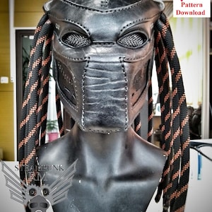 Può includere: Una maschera Predator in pelle nera con un cordino intrecciato nero e arancione. La maschera ha una protezione per gli occhi in rete ed è su un manichino. L'immagine include il testo "STEAMPUNK RM Leather patterns Digital goods" e "PDF Pattern Download".