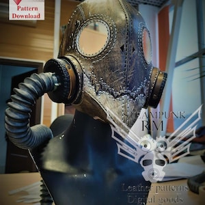 Könnte beinhalten: Eine braune Leder-Steampunk-Gasmaske mit einem schwarzen Gummischlauch. Die Maske hat zwei große runde Augenstücke und ein kleines Mundstück. Die Maske befindet sich auf einem schwarzen Mannequin-Kopf. Der Text "Steampunk RM" und "Leather patterns Digital goods" ist im Hintergrund sichtbar.
