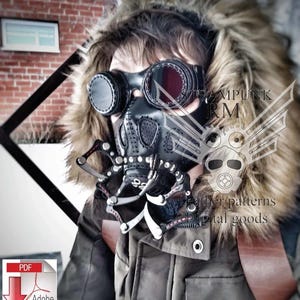 Puede incluir: Un niño con una chaqueta marrón con capucha y ribete de piel, una máscara de gas negra con un marco de metal plateado y rojo, y gafas con lentes negras. El niño lleva una correa de cuero marrón sobre el pecho. La imagen incluye el texto "STEAMPUNK RM" y "Leather patterns Digital goods".