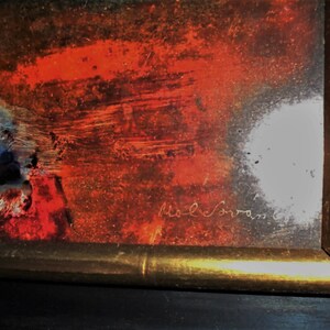 Pu&ograve; includere: Dipinto astratto con pennellate rosse, arancioni e blu. Il dipinto &egrave; incorniciato in una cornice nera con una bordura dorata. La firma dell'artista, "Male Swann", &egrave; visibile nell'angolo in basso a destra.