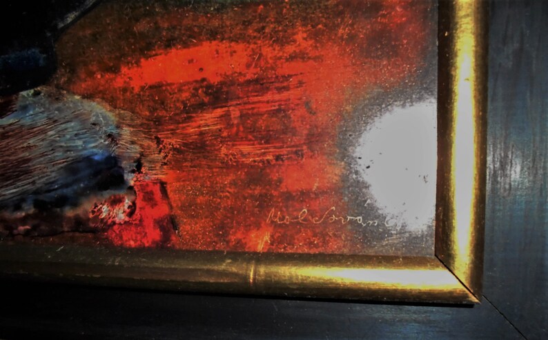 Pu&ograve; includere: Dipinto astratto con pennellate rosse, arancioni e blu. Il dipinto &egrave; incorniciato in una cornice nera con una bordura dorata. La firma dell'artista, "Male Swann", &egrave; visibile nell'angolo in basso a destra.