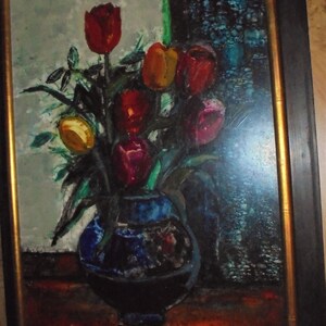Pu&ograve; includere: Un dipinto che raffigura un vaso blu pieno di un mazzo di tulipani rossi, gialli e viola. Il vaso &egrave; posto su un tavolo con uno sfondo marrone scuro.