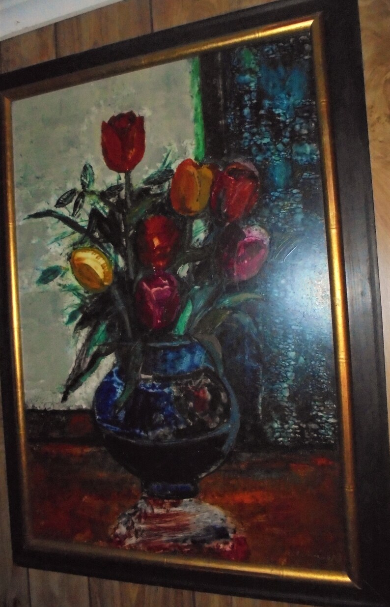 Pu&ograve; includere: Un dipinto che raffigura un vaso blu pieno di un mazzo di tulipani rossi, gialli e viola. Il vaso &egrave; posto su un tavolo con uno sfondo marrone scuro.