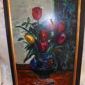 Pu&ograve; includere: Un dipinto incorniciato di una natura morta con un mazzo di tulipani colorati in un vaso blu. I tulipani sono rossi, rosa e gialli. Lo sfondo &egrave; un design astratto blu scuro e verde.