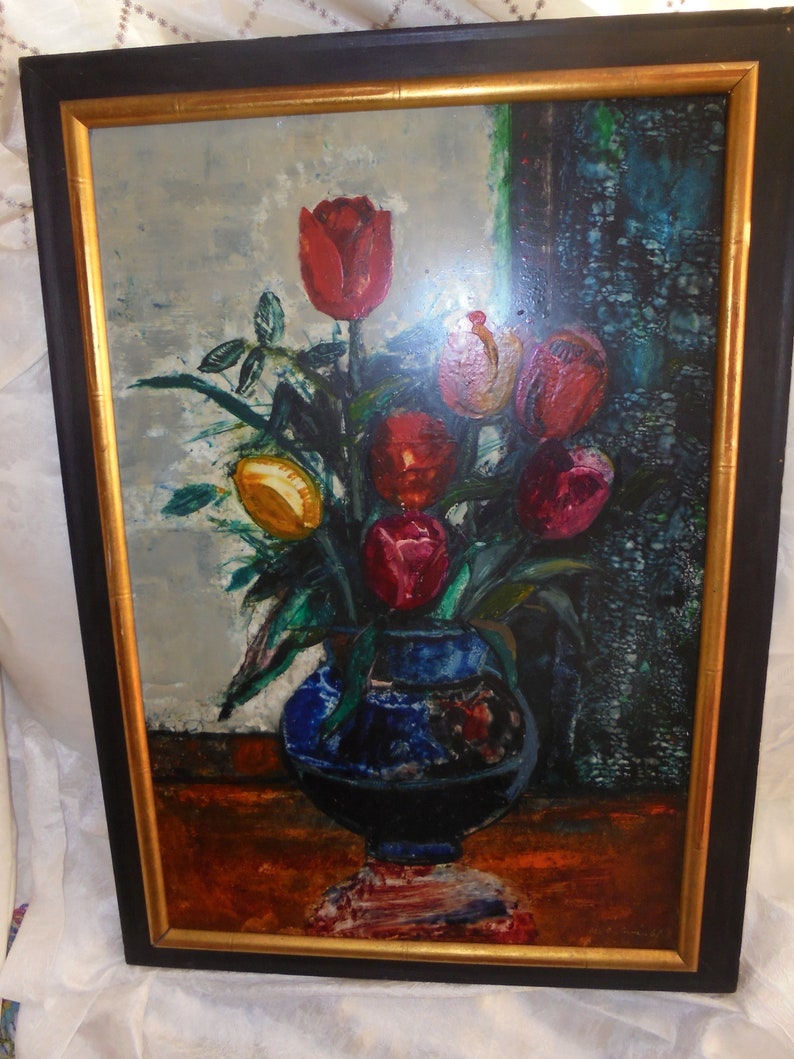 Pu&ograve; includere: Un dipinto incorniciato di una natura morta con un mazzo di tulipani colorati in un vaso blu. I tulipani sono rossi, rosa e gialli. Lo sfondo &egrave; un design astratto blu scuro e verde.