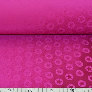 Könnte beinhalten: Rosafarbener Stoff mit einem sich wiederholenden Muster aus weißen Sternen in Kreisen. Der Stoff hat eine dezente Glitzer-Oberfläche.