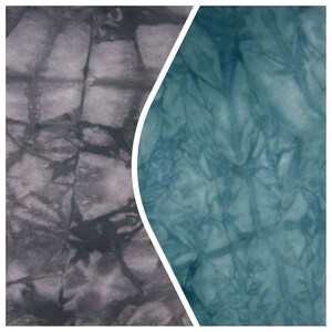 Könnte beinhalten: Zwei Stoffmuster mit einem Batik-Muster. Das linke Muster ist dunkelgrau mit schwarzem Batik. Das rechte Muster ist blaugrün mit dunkelblauem Batik.