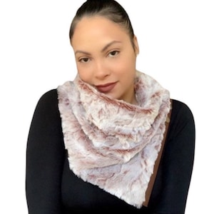 Kunstpelz Snap Cowl Lederschal, Hellbraun Damen Schal, Handgemachte Halsmanschette, Bequem Warm, Metallic Snaps.
