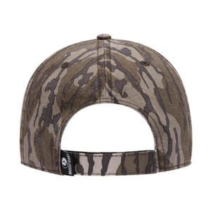 Puede incluir: Una gorra de b&eacute;isbol de camuflaje marr&oacute;n y verde con una correa ajustable negra y un logotipo negro de Mossy Oak.