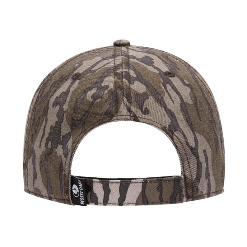 Puede incluir: Una gorra de b&eacute;isbol de camuflaje marr&oacute;n y verde con una correa ajustable negra y un logotipo negro de Mossy Oak.