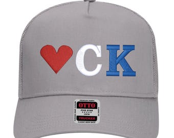 Casquette trucker structurée à 5 panneaux blanche brodée bleu Heart Charlie Kirk, blanche et bleue
