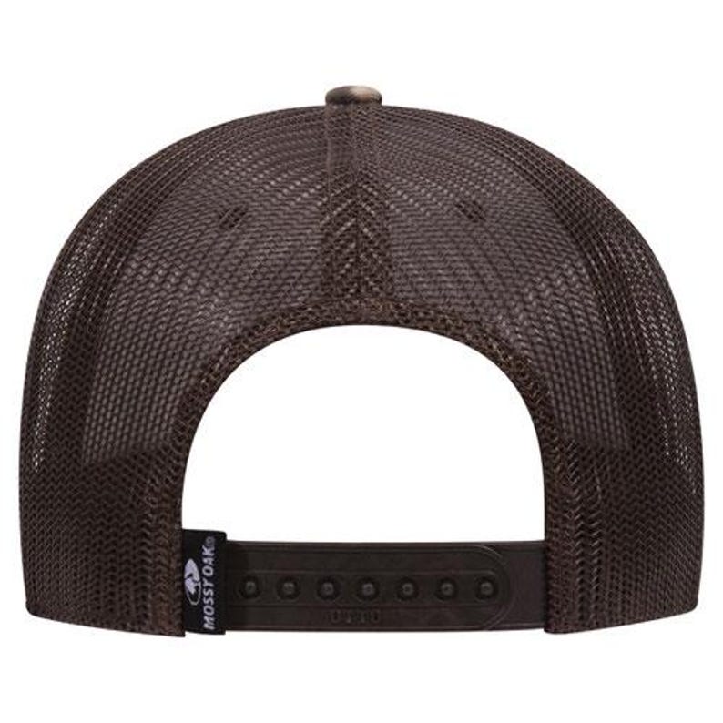 Op de afbeelding: Een bruine en zwarte mesh baseballcap met een Mossy Oak-logo aan de zijkant. De cap heeft een verstelbare band aan de achterkant.