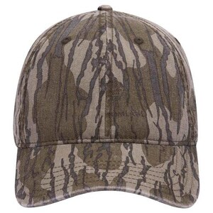 Puede incluir: Una gorra de b&eacute;isbol de camuflaje marr&oacute;n y verde con visera curva.