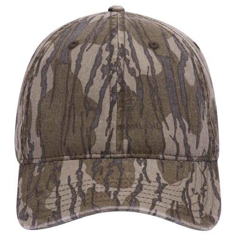 Puede incluir: Una gorra de b&eacute;isbol de camuflaje marr&oacute;n y verde con visera curva.