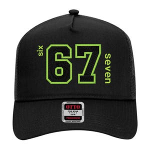 Puede incluir: Gorra de camionero negra con parte trasera de malla. La parte delantera presenta el número "67" en verde neón, con las palabras "six" y "seven" en verde neón. Un pequeño parche con texto está en la parte inferior delantera.