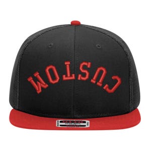 Puede incluir: Una gorra de béisbol negra y roja con la palabra "CUSTOM" bordada en rojo. La gorra tiene una parte trasera de malla y una visera roja. El botón superior es rojo.