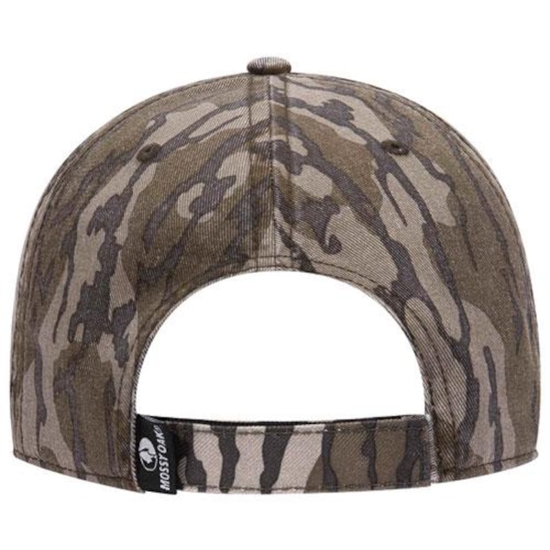 Puede incluir: Una gorra de b&eacute;isbol de camuflaje marr&oacute;n y verde con una correa ajustable negra y un logotipo negro de Mossy Oak.