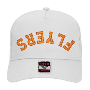 Peut inclure: Une casquette trucker blanche avec le mot FLYERS imprimé en orange, inversé et en arc de cercle sur les panneaux avant. Un autocollant rectangulaire est centré sur la visière, affichant le texte OTTO FIVE STAR OSFM TRUCKER PREMIUM FABRIC.
