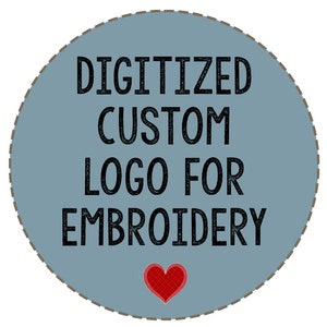 以下が含まれることがあります： 白いステッチの縁取りのある青い円の中に、黒い文字で「DIGITIZED CUSTOM LOGO FOR EMBROIDERY」と書かれています。円の底には、白いステッチの縁取りのある赤いハートがあります。