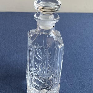 Beautiful crystal glass perfume decanter with round stopper