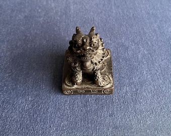 Estatua vintage de león guardián chino, perro Fu de latón/bronce pequeño