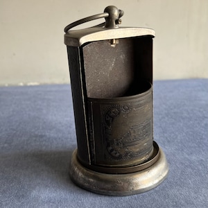 Distributore di sigarette con certificato da dieci dollari d'oro vintage del 1928 e porta fiammiferi