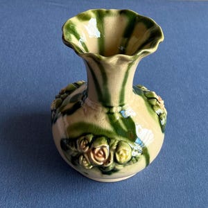 Preowned green ceramic floral design flower vase
