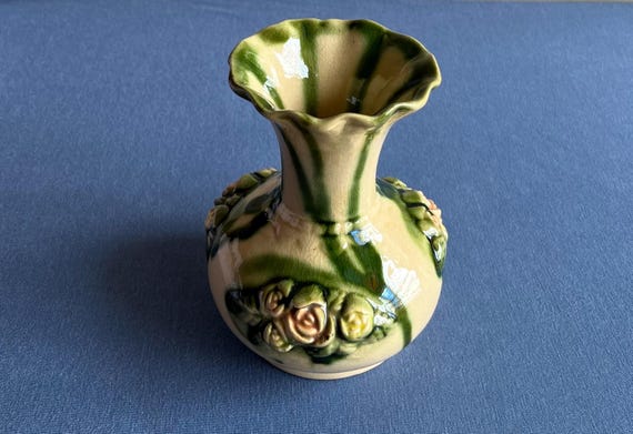 美術品・アンティーク・コレクション 緑色の花模様の陶器壺