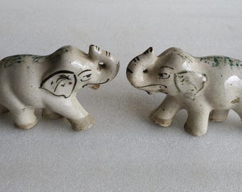Gebrauchte Elefantenfiguren aus Keramik, handbemalt mit grünen Akzenten, Vintage-Wohndekoration