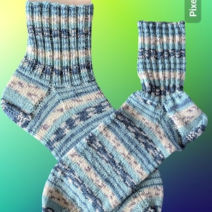 Calze lavorate a mano a maglia, taglia 42/43, con motivo in varie tonalità di verde abbinate a beige e grigio, realizzate in 75% lana vergine e poliammide.