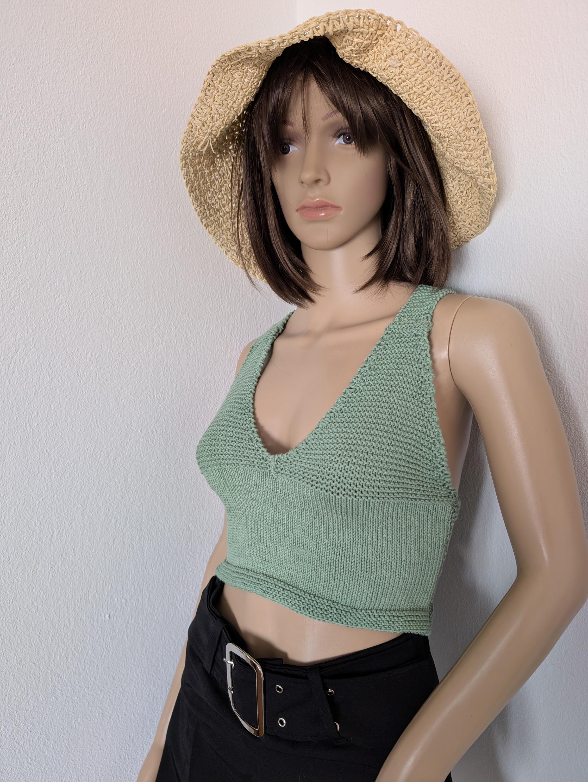 Cropped knit sun top made of organic cotton in an olive green size 34/36