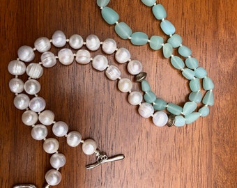 Conjunto de perlas blancas de agua dulce y collar y pendientes de cristal de playa azul, collar boho minimalista anudado en piedras preciosas y juego de pendientes