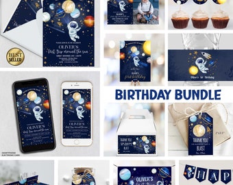 Può includere: Un set per feste di compleanno a tema spaziale. Il set include inviti, biglietti di ringraziamento, topper per cupcake, uno striscione e un invito digitale. Il design presenta un astronauta che tiene palloncini, pianeti e stelle su uno sfondo blu scuro con accenti dorati. Il testo sugli inviti recita "Oliver's first trip around the sun".