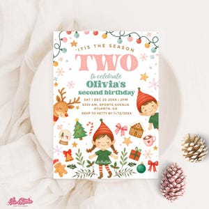 Peut inclure: Une invitation festive pour le deuxième anniversaire d'Olivia, avec un design fantaisiste avec des elfes, des rennes et des éléments de vacances. Le texte dit "It's the Season Two to celebrate Olivia's second birthday". Inclut la date, l'heure et le lieu.