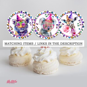 Puede incluir: Tres toppers redondos para cupcakes con un tigre, un koala y una jirafa que llevan sombreros de fiesta y gafas de sol. Los toppers tienen un borde de estampado de leopardo colorido y el texto "Matching Items / Links in the Description".