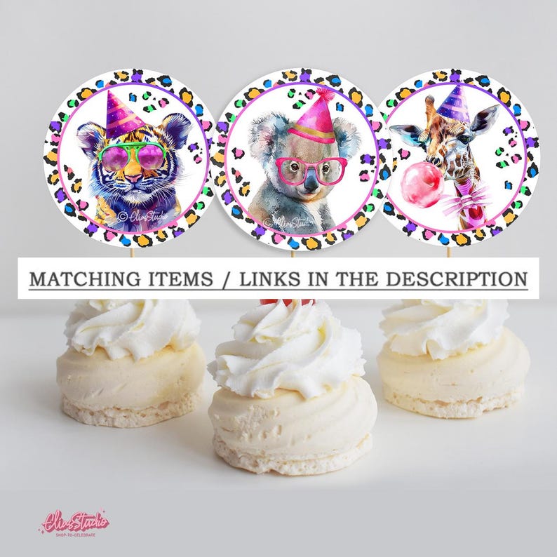 Puede incluir: Tres toppers redondos para cupcakes con un tigre, un koala y una jirafa que llevan sombreros de fiesta y gafas de sol. Los toppers tienen un borde de estampado de leopardo colorido y el texto "Matching Items / Links in the Description".