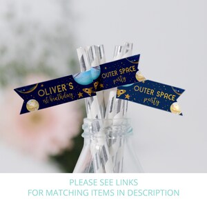 Peut inclure: Pailles de f&ecirc;te bleues et dor&eacute;es avec des drapeaux qui disent "Oliver's 1st birthday" et "Outer Space Party".