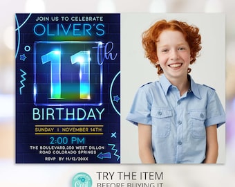 Può includere: Un invito di compleanno al neon blu e giallo con una foto di un ragazzo con i capelli rossi. L'invito dice "Unisciti a noi per celebrare l'11° compleanno di Oliver" e include la data e l'ora della festa. L'invito include anche l'indirizzo della festa e una data di risposta.