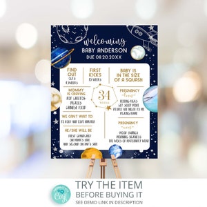 Op de afbeelding: Een blauw en gouden babyshower-bord met een ruimtethema. Het bord bevat de tekst "welcoming Baby Anderson Due 08.20.20XX" en details over mijlpalen in de zwangerschap.