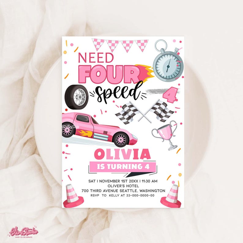 Puede incluir: Invitaci&oacute;n de cumplea&ntilde;os rosa y blanca con un coche de carreras de dibujos animados, banderas a cuadros y un trofeo. El texto dice "Need Four Speed" y "Olivia cumple 4 a&ntilde;os".