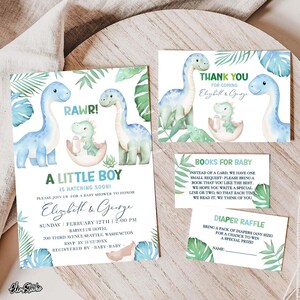 Puede incluir: Una invitación a una fiesta de bienvenida al bebé con un tema de dinosaurio azul y verde. La invitación dice "¡Un pequeño niño está naciendo pronto!" e incluye el texto "¡RAWR!" La invitación es para Elizabeth & George el 12 de febrero a las 12:00 PM. La invitación también incluye una tarjeta de agradecimiento, una tarjeta de solicitud de libros y una tarjeta de rifa de pañales.