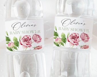Könnte beinhalten: Zwei durchsichtige Plastikwasserflaschen mit Etiketten, auf denen "Olivia's Baby Shower" in kursivschrift steht. Die Etiketten zeigen rosa und grüne Aquarellblumen.