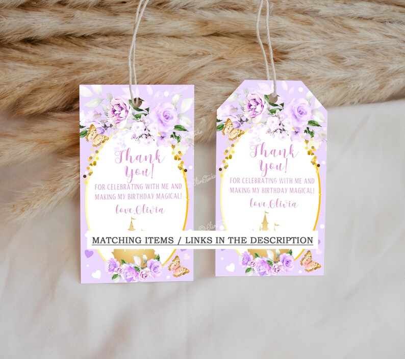 Op de afbeelding: Paarse en gouden bedankkaartjes met een bloemenontwerp en een kasteelillustratie. De tekst luidt "Bedankt! Voor het vieren met mij en het maken van mijn verjaardag magisch! Liefs, Olivia."