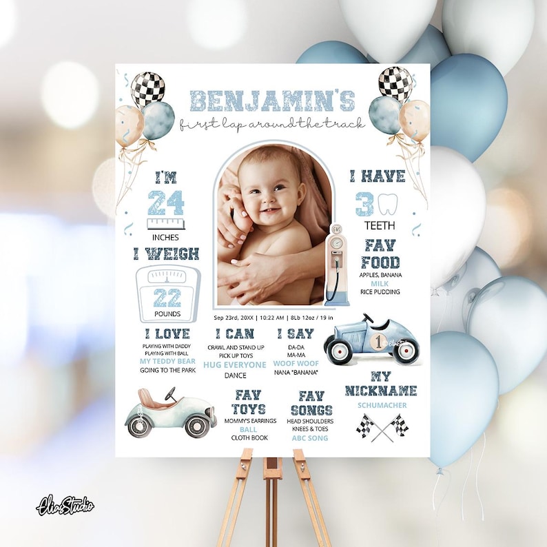 Op de afbeelding: Een baby-mijlpaalposter met een foto van een lachende baby. De poster bevat de afmetingen van de baby: 61 cm lang, 10 kg, en andere details zoals favoriet speelgoed, eten en liedjes. Het thema is de eerste ronde van de baby op de baan.