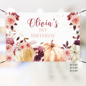 Puede incluir: Una pancarta con el texto "Olivia's 1st Birthday" en fuente cursiva. La pancarta presenta ilustraciones de acuarela de calabazas, rosas y otros elementos florales en tonos melocotón, burdeos y blanco. Disponible en 1,8m x 1,2m, 0,6m x 1,8m y 0,6m x 1,2m.