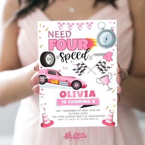 Puede incluir: Invitaci&oacute;n de fiesta de cumplea&ntilde;os rosa y amarilla con un coche de carreras rosa, banderas a cuadros y el texto "Need Four Speed Olivia cumple 4 a&ntilde;os".