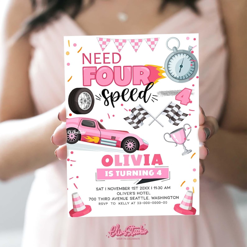 Puede incluir: Invitaci&oacute;n de fiesta de cumplea&ntilde;os rosa y amarilla con un coche de carreras rosa, banderas a cuadros y el texto "Need Four Speed Olivia cumple 4 a&ntilde;os".