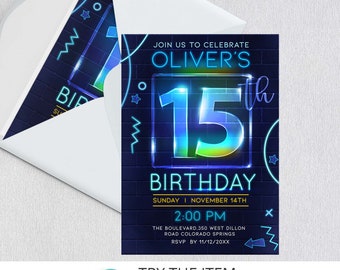 Puede incluir: Una invitación de cumpleaños azul y negra con números de neón azul y verde "15" para una fiesta de cumpleaños número 15. La invitación dice "Únete a nosotros para celebrar el cumpleaños número 15 de Oliver" e incluye la fecha, la hora y la ubicación de la fiesta.