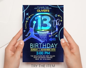 Op de afbeelding: Neonblauwe en gele basketbalverjaardagsuitnodiging met een basketbalring en een speler die een dunk maakt. De uitnodiging luidt "Het is tijd voor een spel, vier met ons Olivers 13e verjaardag, zondag 14 november, 14:00 uur, The Boulevard, 350 West Dillon Road, Colorado Springs, RSVP vóór 11/12/20XX".